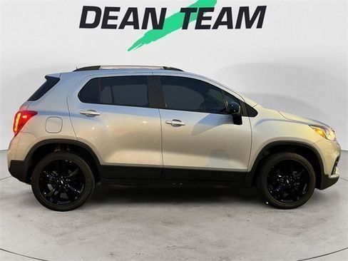 Used 2020 Chevrolet Trax LT w/ Sun & Sound Package image 9