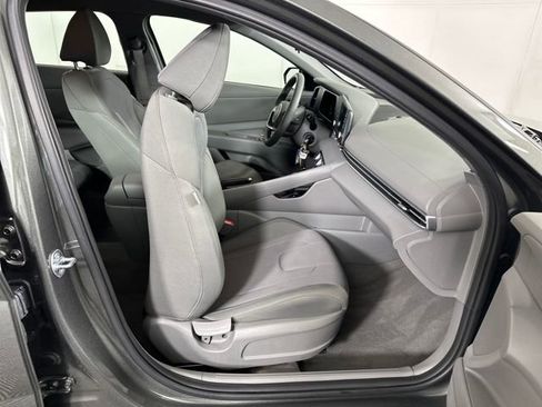 Used 2025 Hyundai Elantra SE w/ Cargo Package image 28