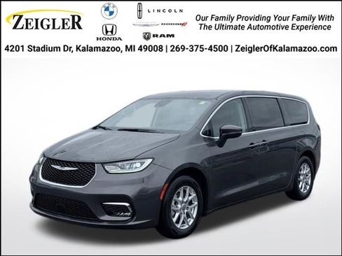 Used 2023 Chrysler Pacifica Touring-L FWD image 1
