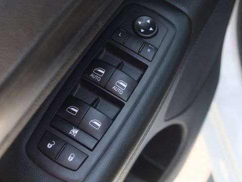 Used 2020 Jeep Grand Cherokee Altitude AWD/4WD image 29