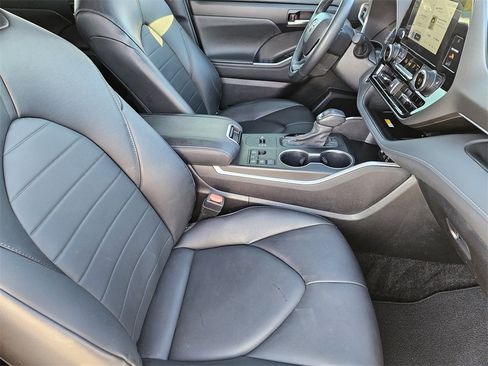 Certified 2023 Toyota Highlander XLE image 14