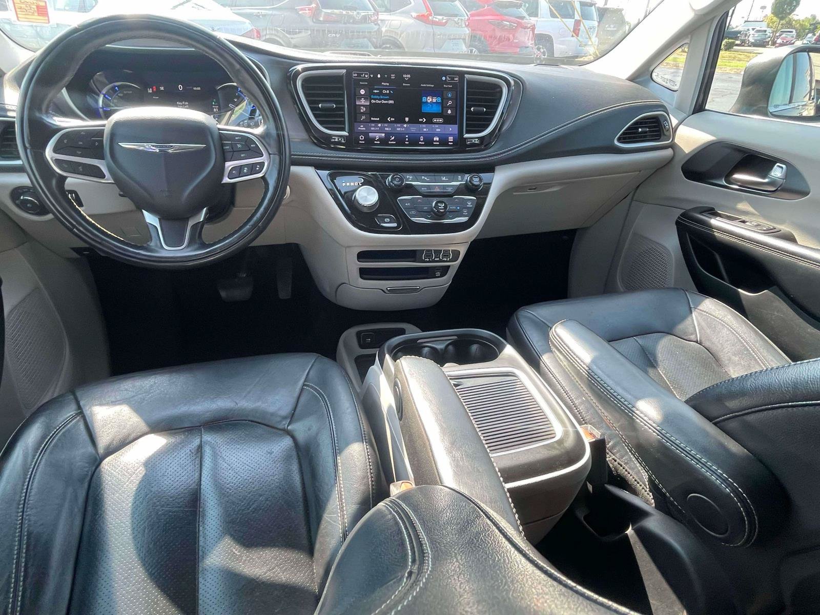 Used 2022 Chrysler Pacifica Touring-L w/ Uconnect Theater Family Group FWD image 17