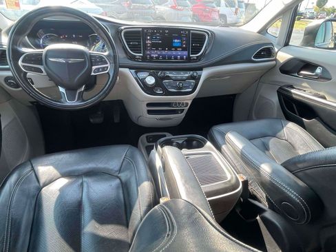 Used 2022 Chrysler Pacifica Touring-L w/ Uconnect Theater Family Group FWD image 17