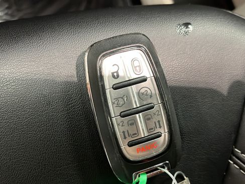 Used 2024 Chrysler Pacifica Touring-L FWD image 20