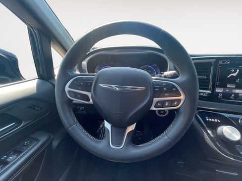 Used 2025 Chrysler Pacifica Select FWD image 12