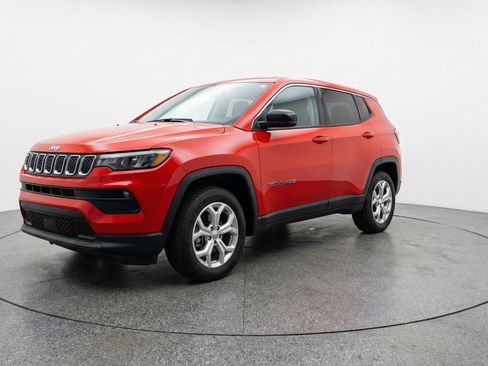 Used 2025 Jeep Compass Latitude AWD/4WD image 3