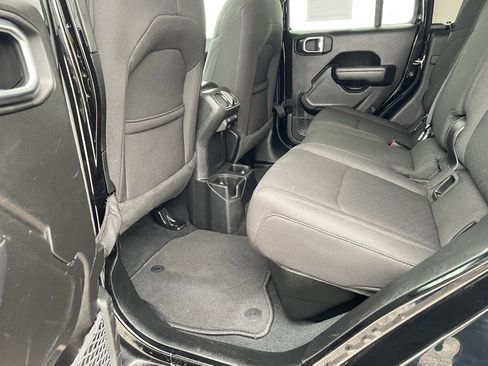 Used 2023 Jeep Gladiator Sport image 15