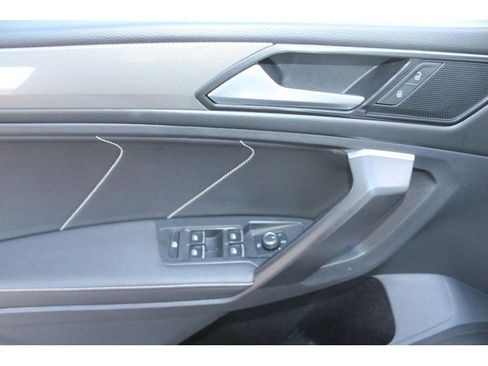 Used 2023 Volkswagen Tiguan SE image 18