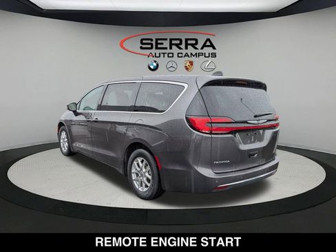 Used 2023 Chrysler Pacifica Touring-L FWD image 10
