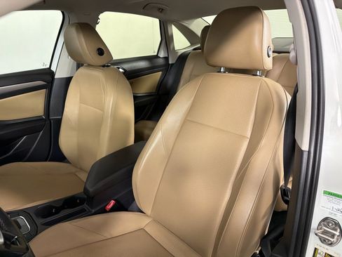 Used 2019 Volkswagen Jetta SE w/ Cold Weather Package FWD image 12