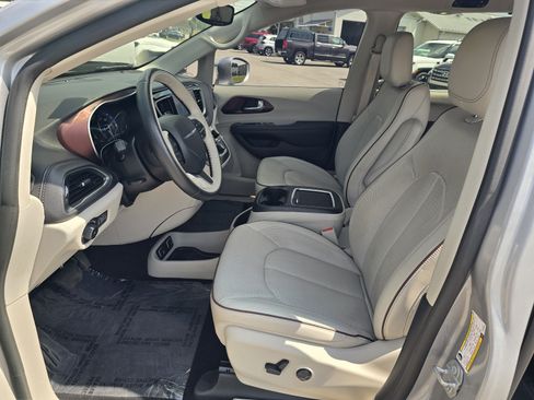 Used 2020 Chrysler Pacifica Limited w/ Advanced Safetytec Group FWD image 13
