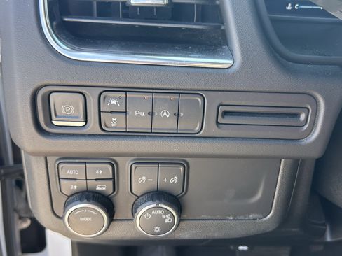 Used 2023 Chevrolet Suburban LT AWD/4WD image 19