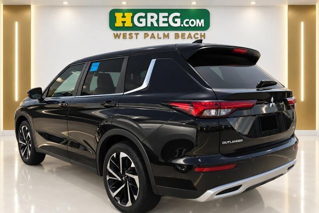 Used 2023 Mitsubishi Outlander SE Black Edition FWD image 2