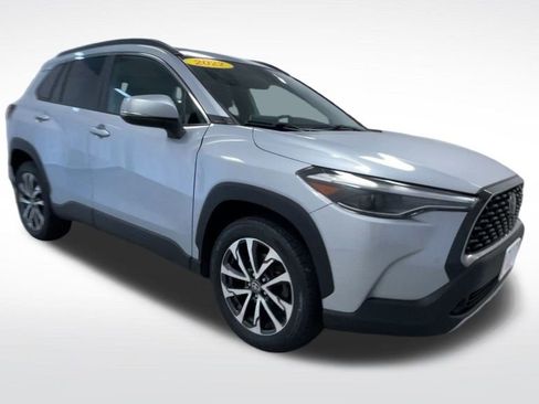 Used 2022 Toyota Corolla Cross XLE w/ Convenience Package image 2
