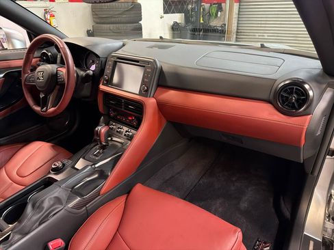 Used 2018 Nissan GT-R Premium w/ Premium Interior Package AWD/4WD image 18
