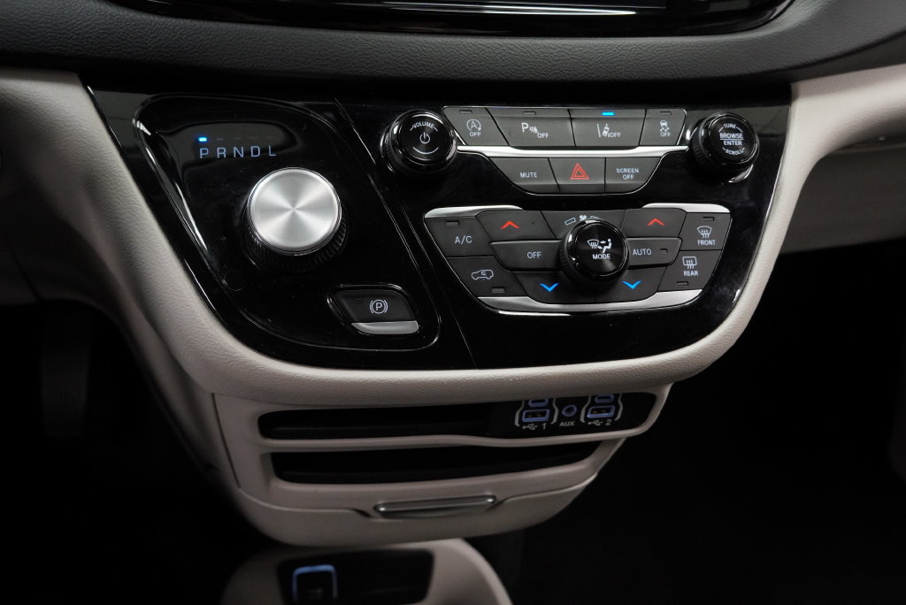 Certified 2024 Chrysler Pacifica Touring-L FWD image 39