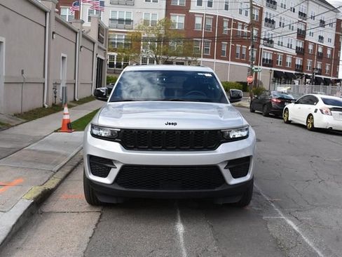Used 2025 Jeep Grand Cherokee Altitude image 2