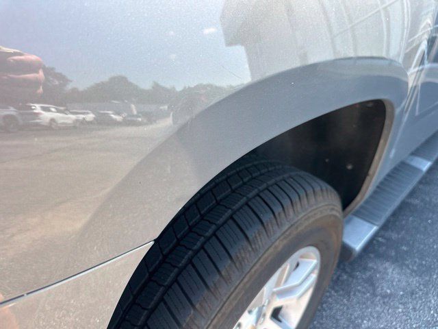 Used 2018 Chevrolet Suburban LT w/ Luxury Package AWD/4WD image 13
