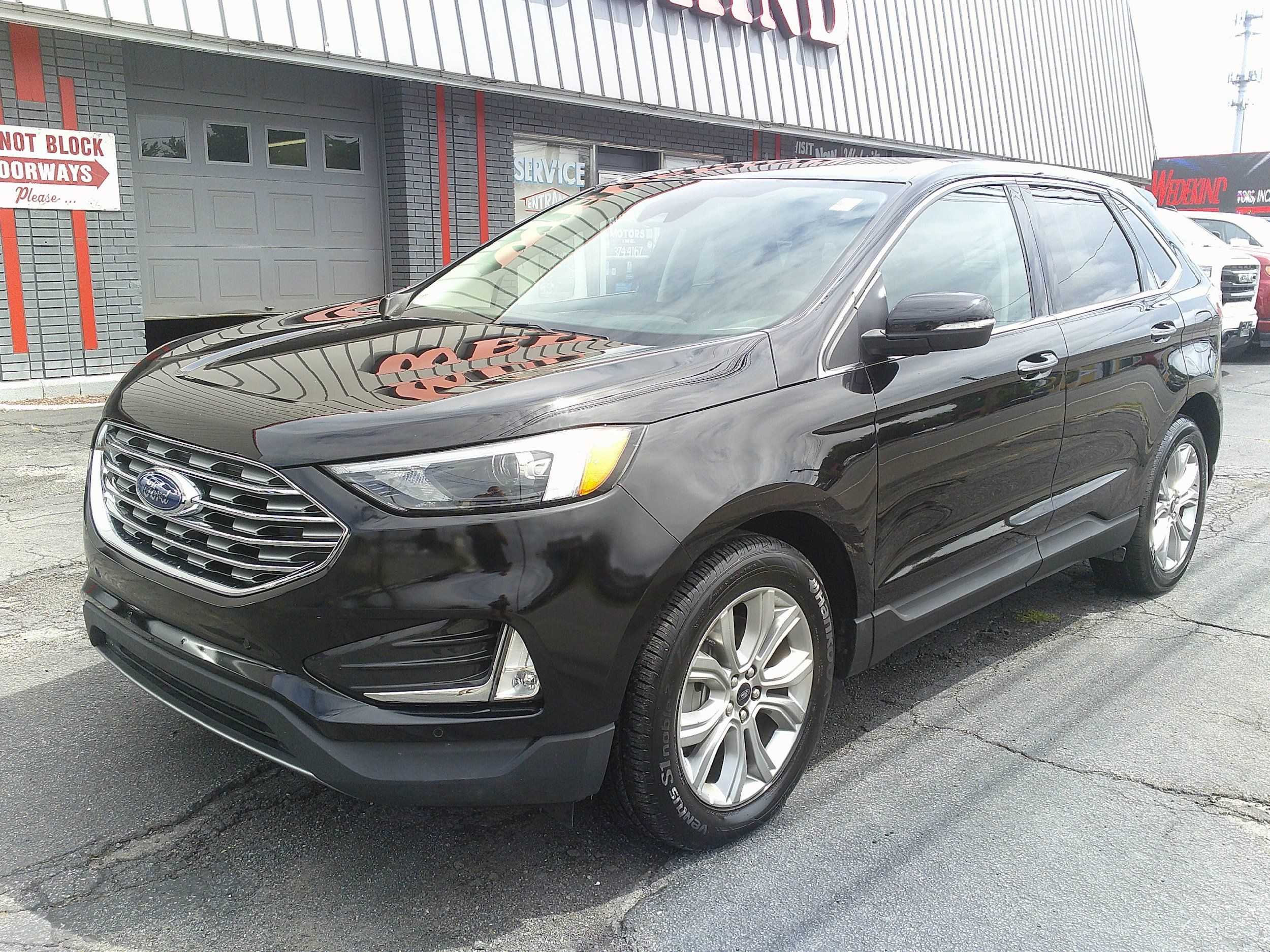 Used 2024 Ford Edge Titanium AWD/4WD image 2
