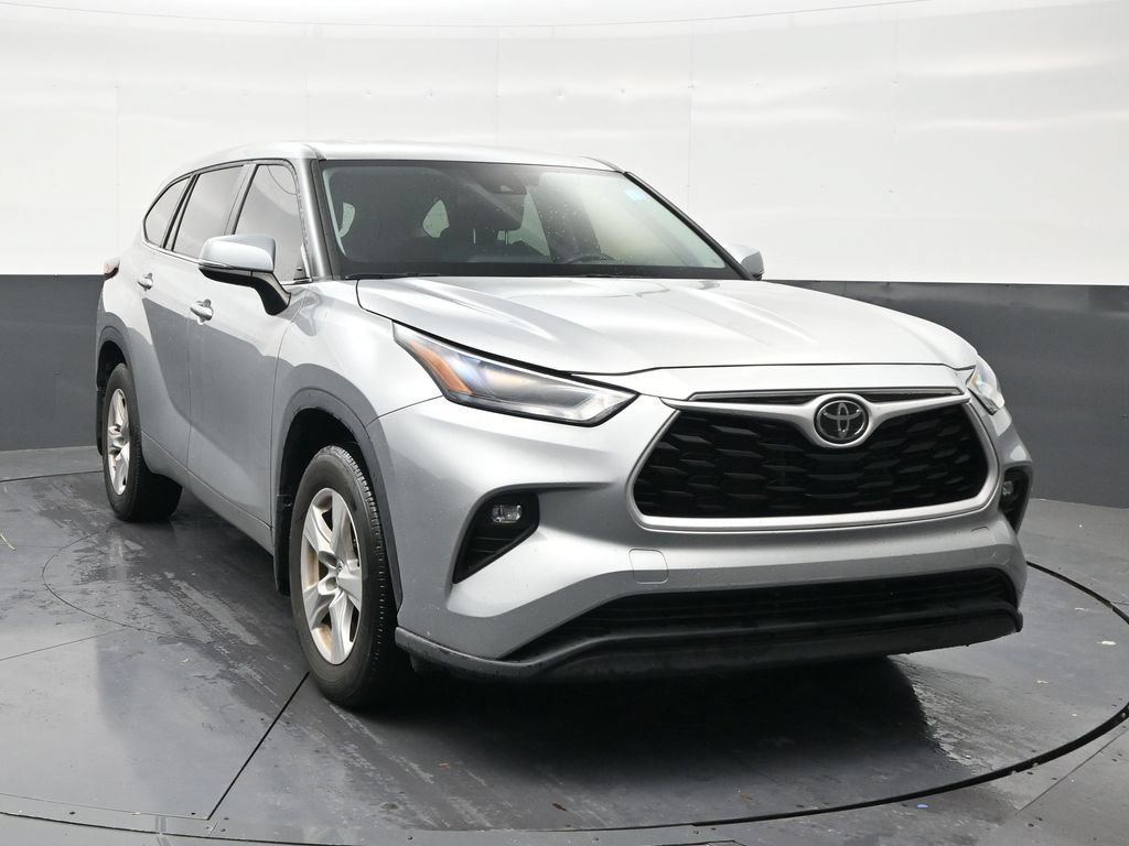 Used 2024 Toyota Highlander LE FWD image 7