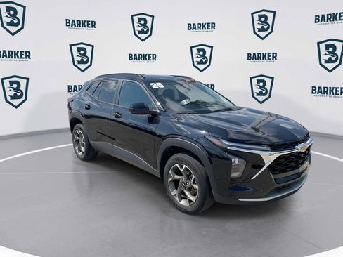Used 2025 Chevrolet Trax LT w/ Driver Confidence Package FWD image 2