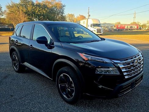 Used 2025 Nissan Rogue SV image 3