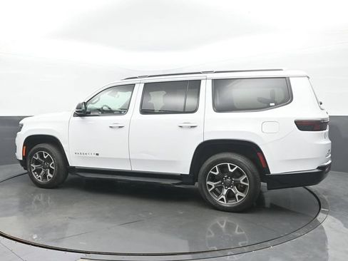 Used 2023 Jeep Wagoneer Series III w/ Preferred Equipment Group AWD/4WD image 3
