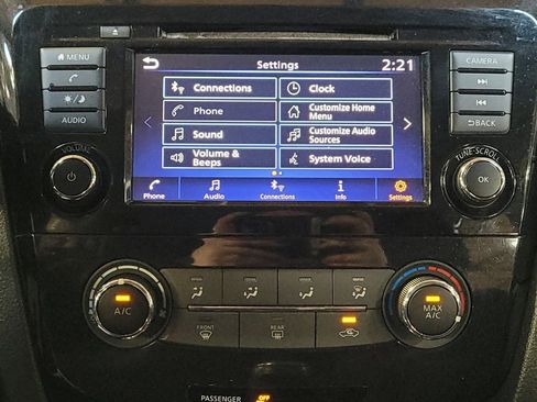 Used 2018 Nissan Rogue S image 25