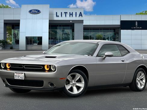 Used 2018 Dodge Challenger SXT image 1