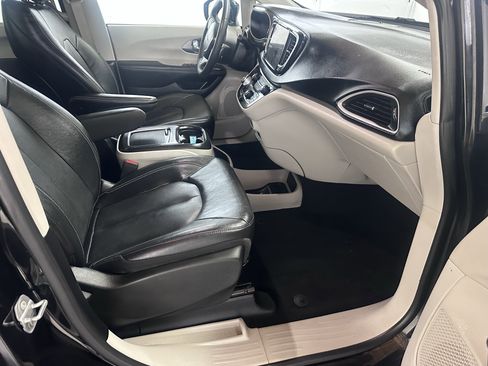 Used 2022 Chrysler Pacifica Touring-L image 47