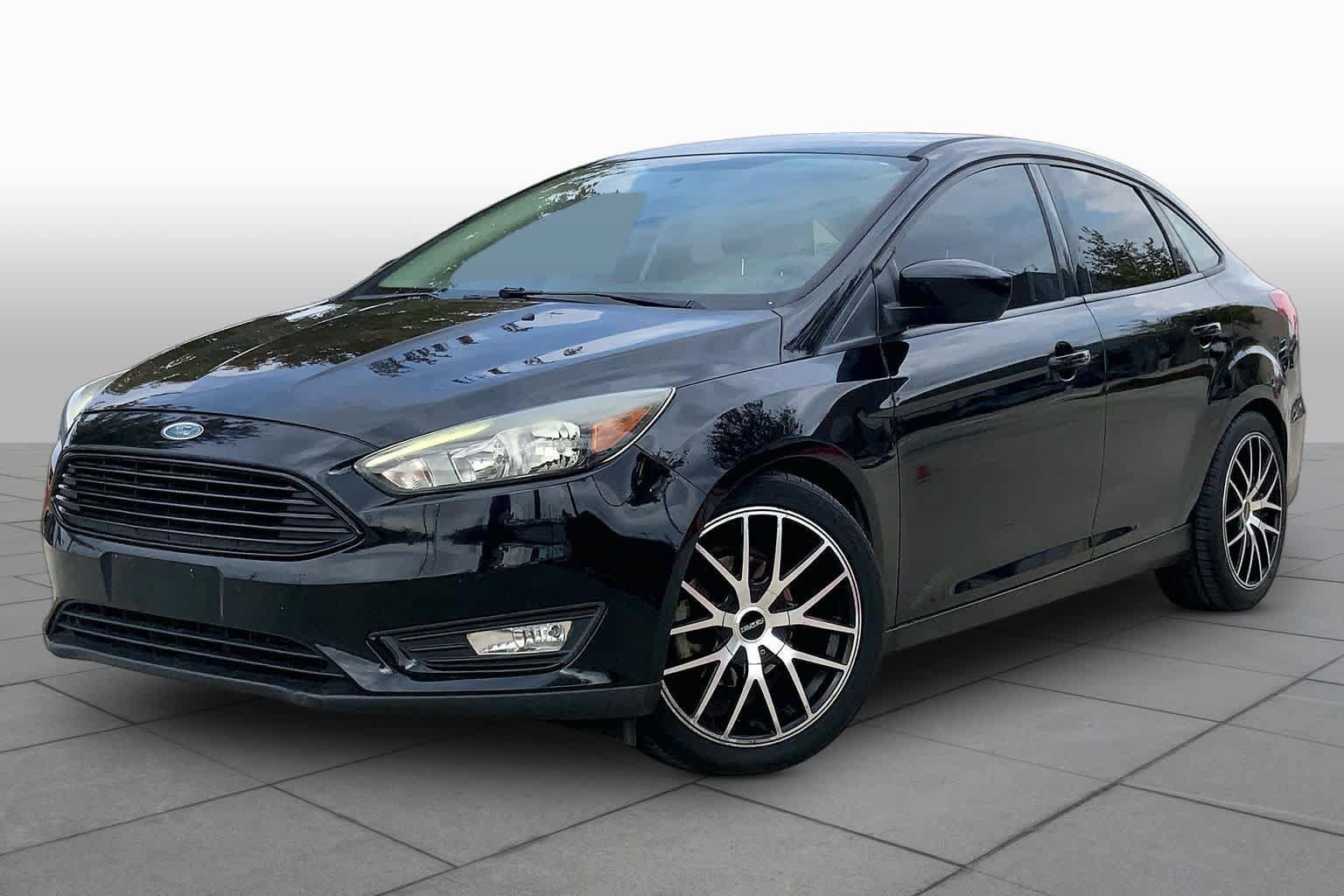 Used 2018 Ford Focus SE w/ SE Appearance Package FWD image 1
