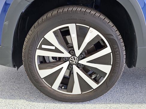 Certified 2023 Volkswagen Taos SE FWD image 11