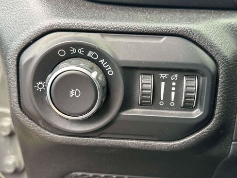 Used 2020 Jeep Wrangler Unlimited Sahara AWD/4WD image 17