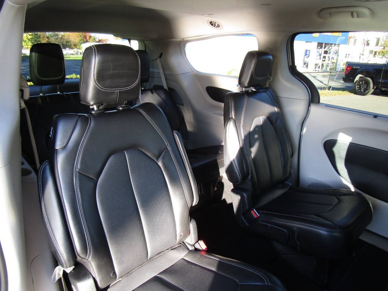 Used 2024 Chrysler Pacifica Touring-L FWD image 25