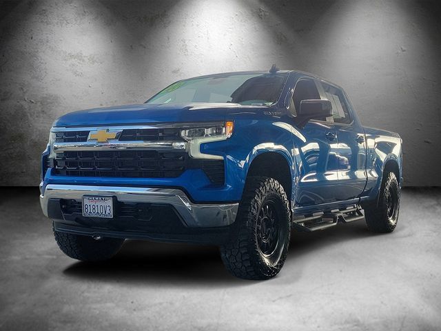 Used 2023 Chevrolet Silverado 1500 LT w/ Convenience Package II AWD/4WD image 5
