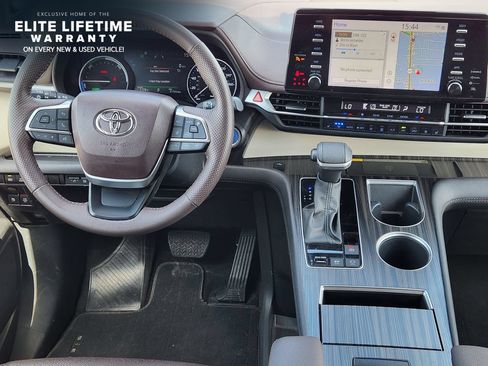 Used 2024 Toyota Sienna Platinum FWD image 27