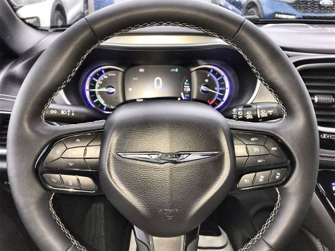 Used 2023 Chrysler Pacifica Limited w/ S Appearance Package image 14