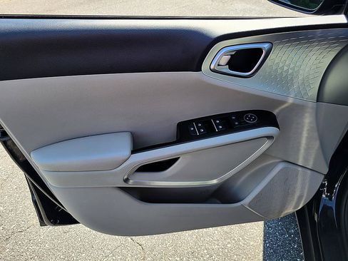 Used 2023 Kia Soul LX w/ LX Technology Package FWD image 10