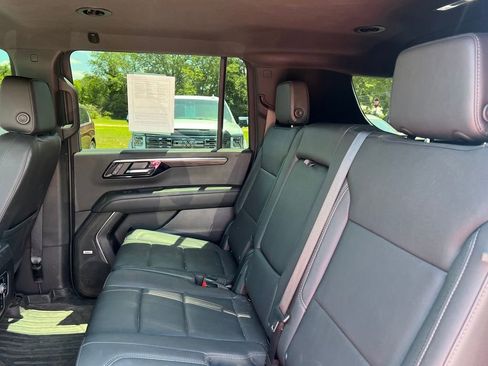 Used 2025 Chevrolet Suburban LT w/ Comfort Package AWD/4WD image 5