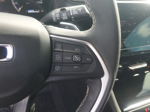Used 2025 Jeep Grand Cherokee L Altitude RWD image 17