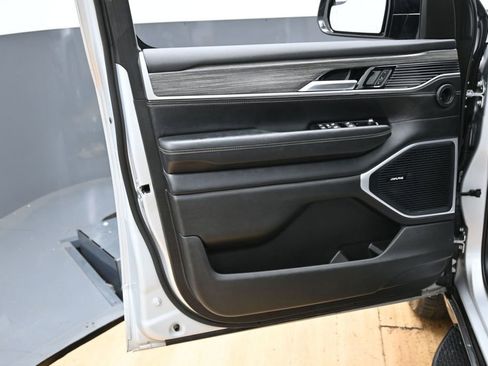 Used 2024 Jeep Wagoneer L Series II RWD image 40