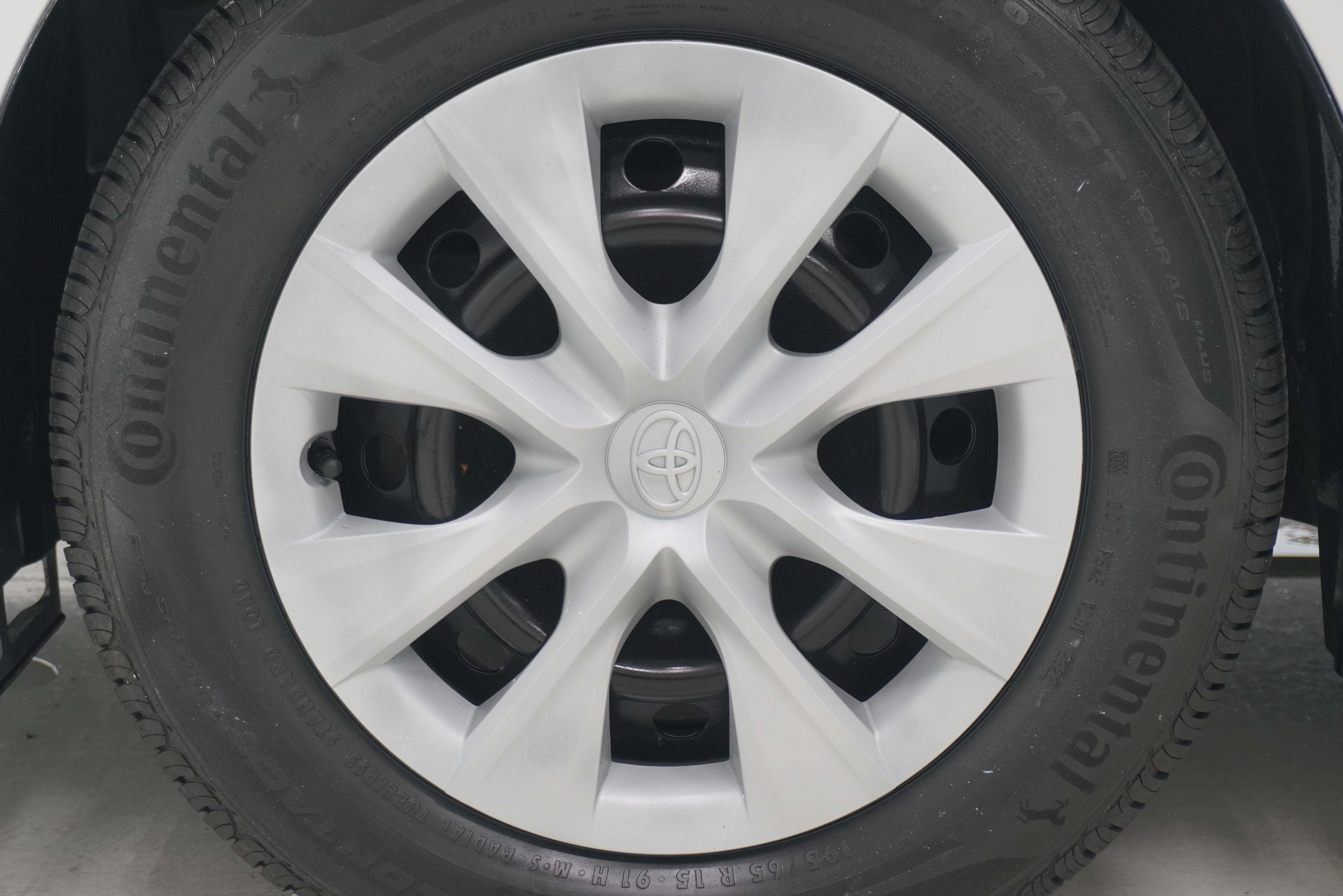Used 2016 Toyota Corolla L FWD image 22