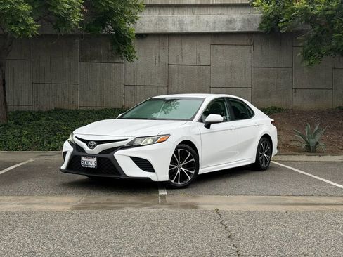 Used 2019 Toyota Camry SE w/ Carpet Mat Package FWD image 2