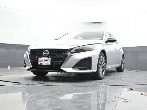 Used 2024 Nissan Altima 2.5 SV FWD image 39