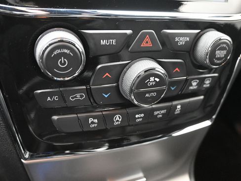Used 2022 Jeep Grand Cherokee Limited AWD/4WD image 11