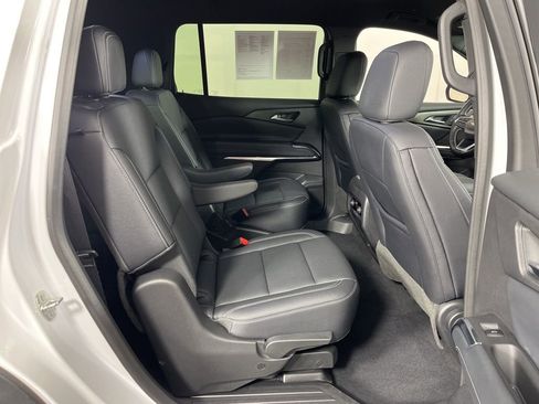 Used 2025 Chevrolet Traverse LT image 12