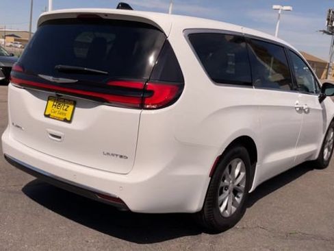 Used 2026 Chrysler Pacifica Limited FWD image 9