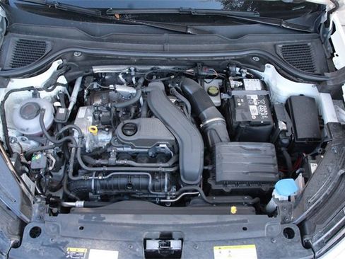 Certified 2025 Volkswagen Taos SE image 19