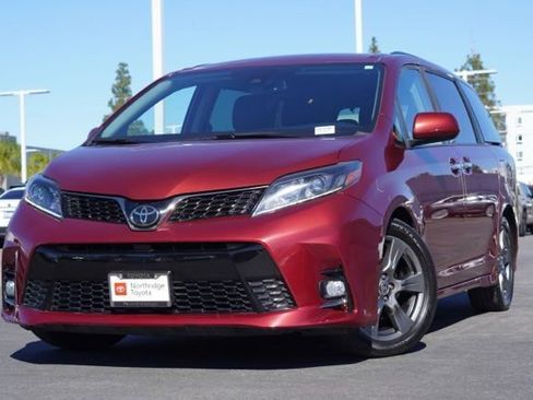 Used 2020 Toyota Sienna SE image 3