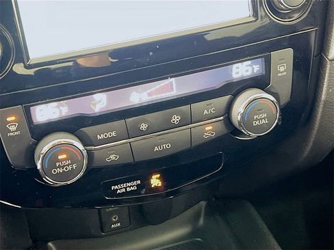 Used 2017 Nissan Rogue SV w/ SV Premium Package image 14